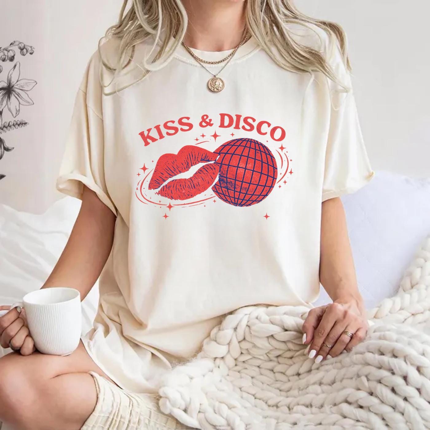 Retro Disco Lips Graphic T-Shirt – Funky Vintage Party Unisex Tee