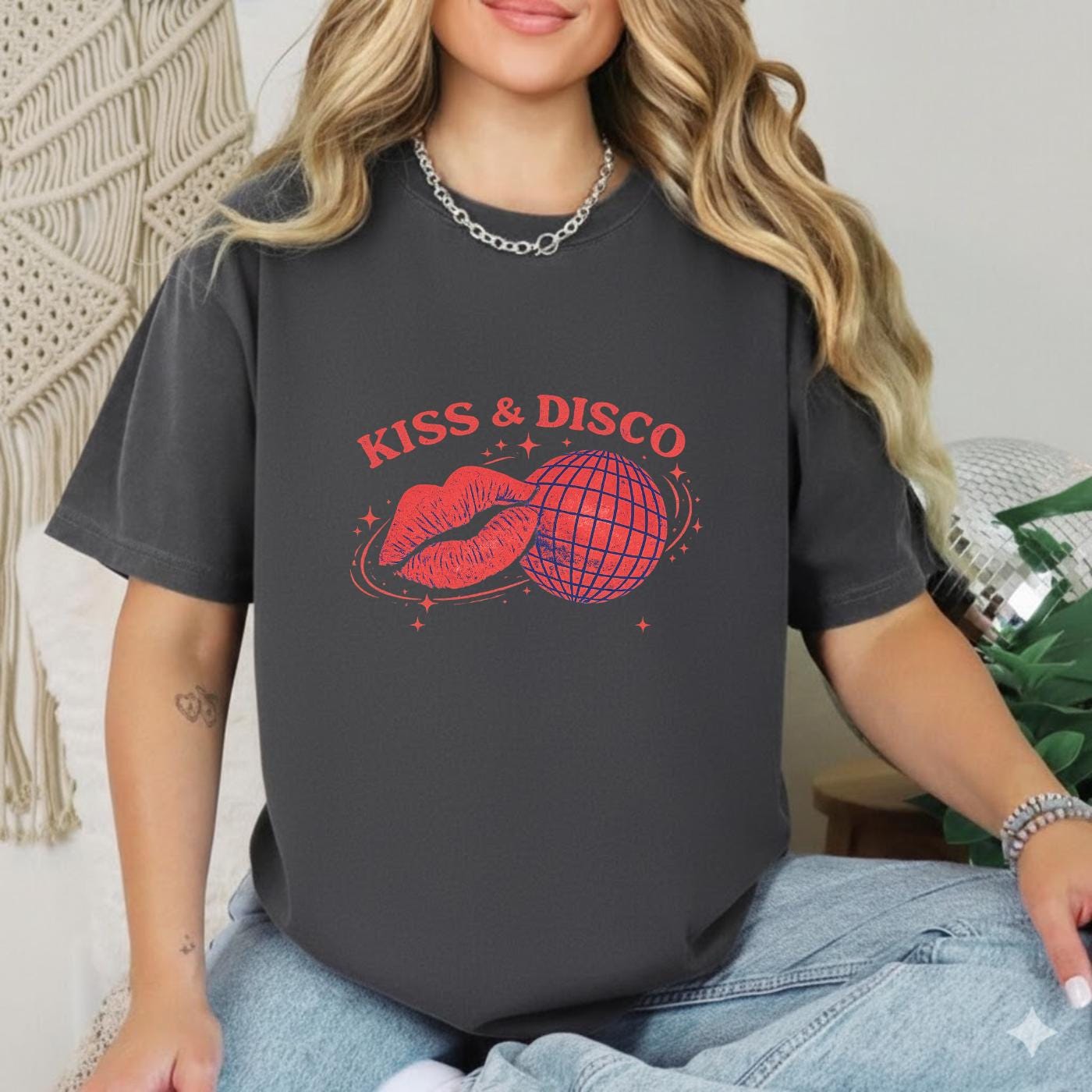 Retro Disco Lips Graphic T-Shirt – Funky Vintage Party Unisex Tee
