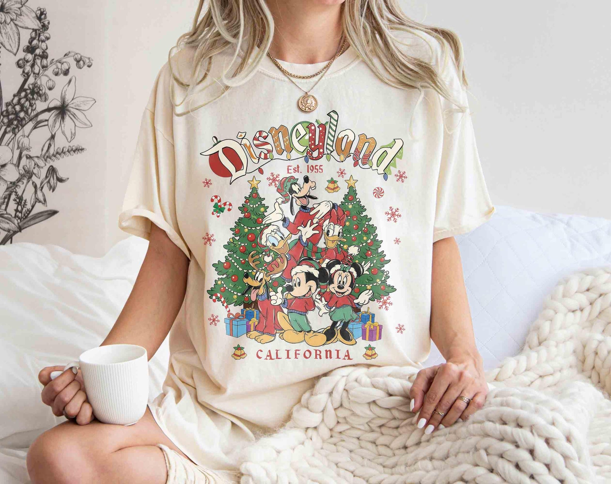 Vintage Holiday Family Trip T-Shirt – Retro Mouse Friends Christmas Matching Shirt