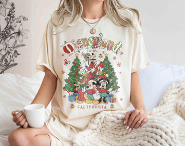 Vintage Holiday Family Trip T-Shirt – Retro Mouse Friends Christmas Matching Shirt