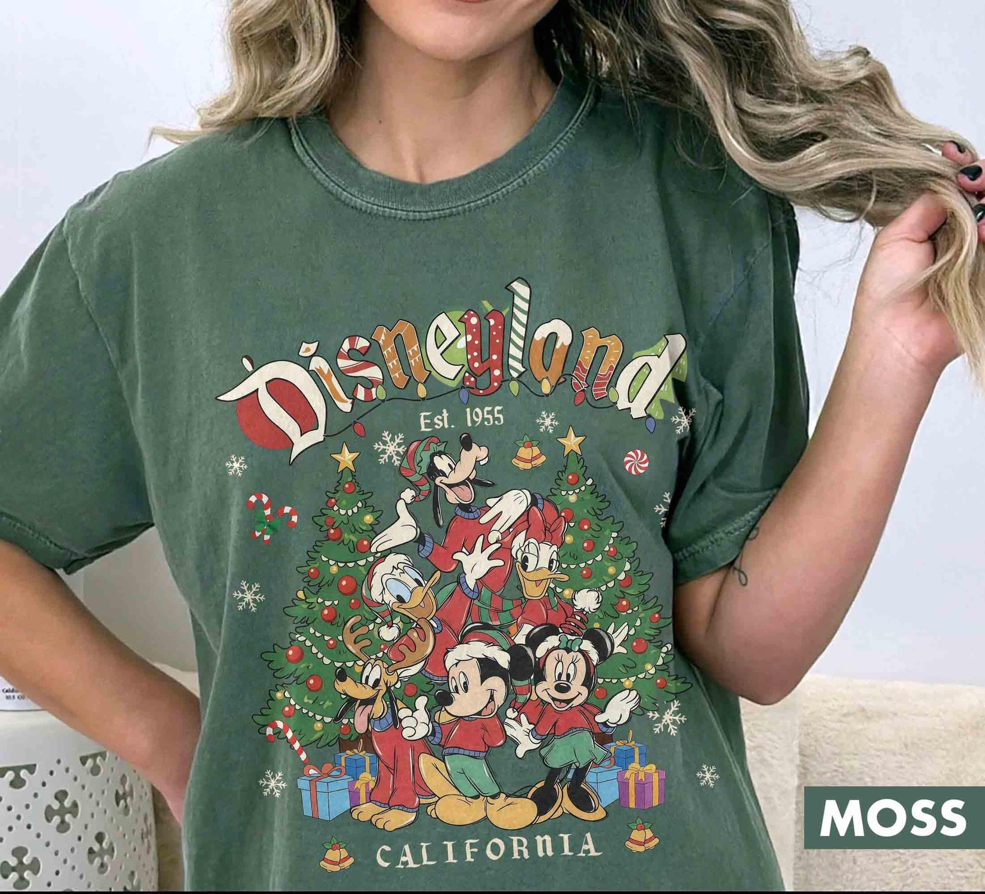 Vintage Holiday Family Trip T-Shirt – Retro Mouse Friends Christmas Matching Shirt