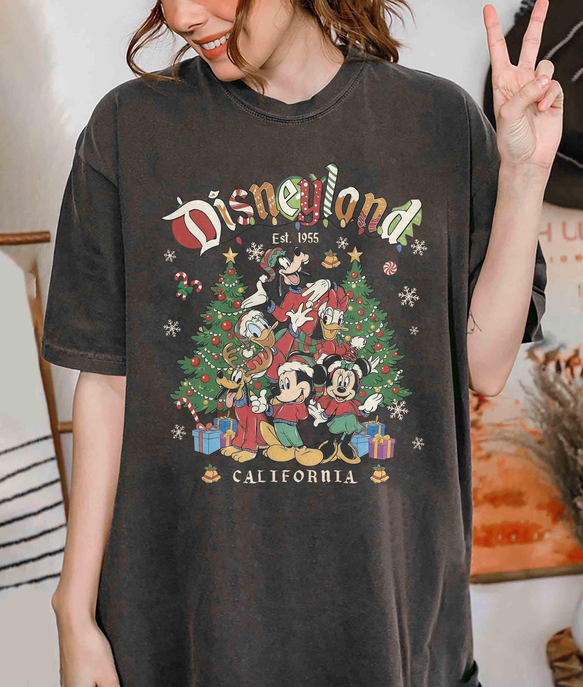 Vintage Holiday Family Trip T-Shirt – Retro Mouse Friends Christmas Matching Shirt