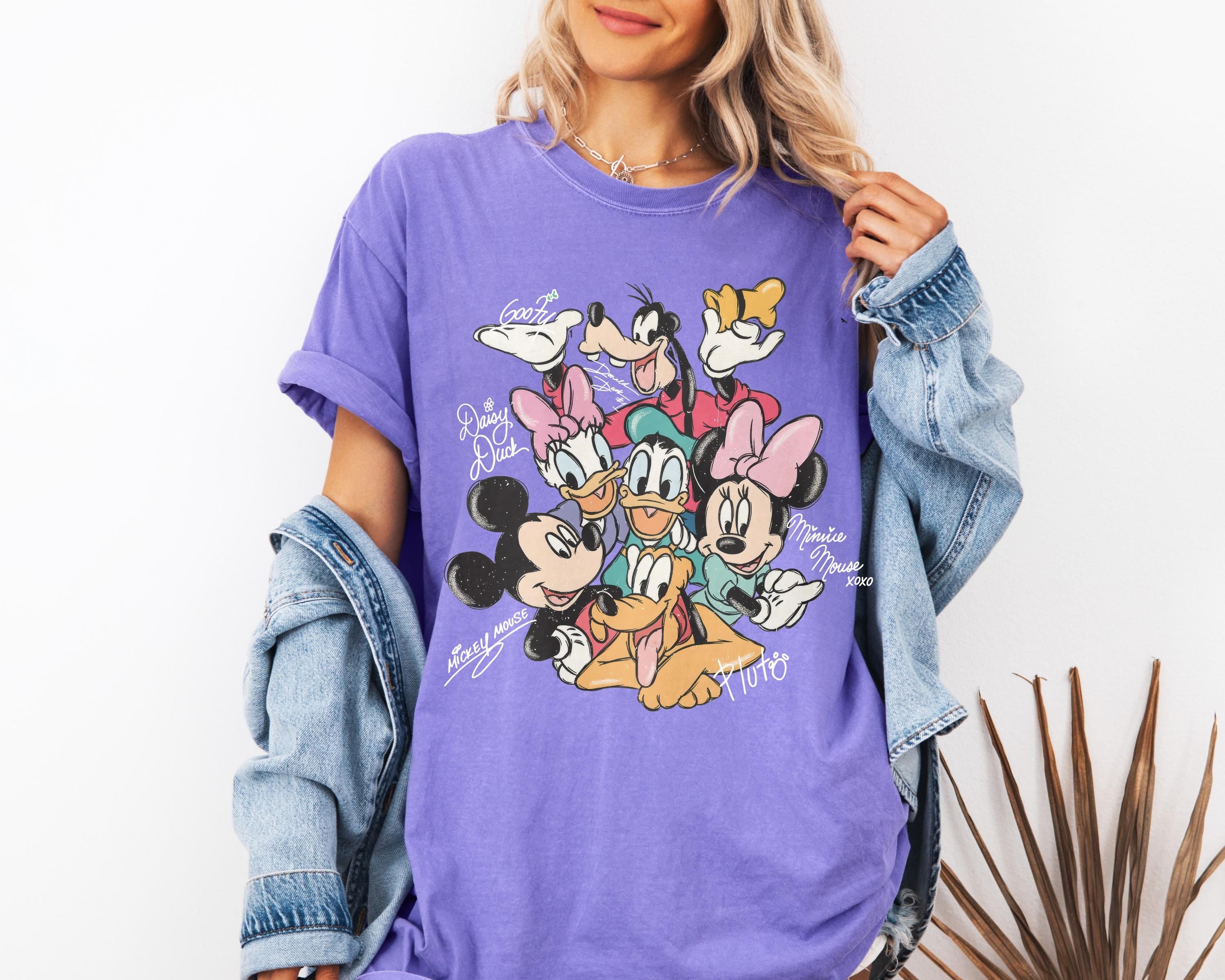 Retro Mouse Friends Signatures Tee – Magical Character Shirt – Mouse Head Graphic – Cute Fan Gift