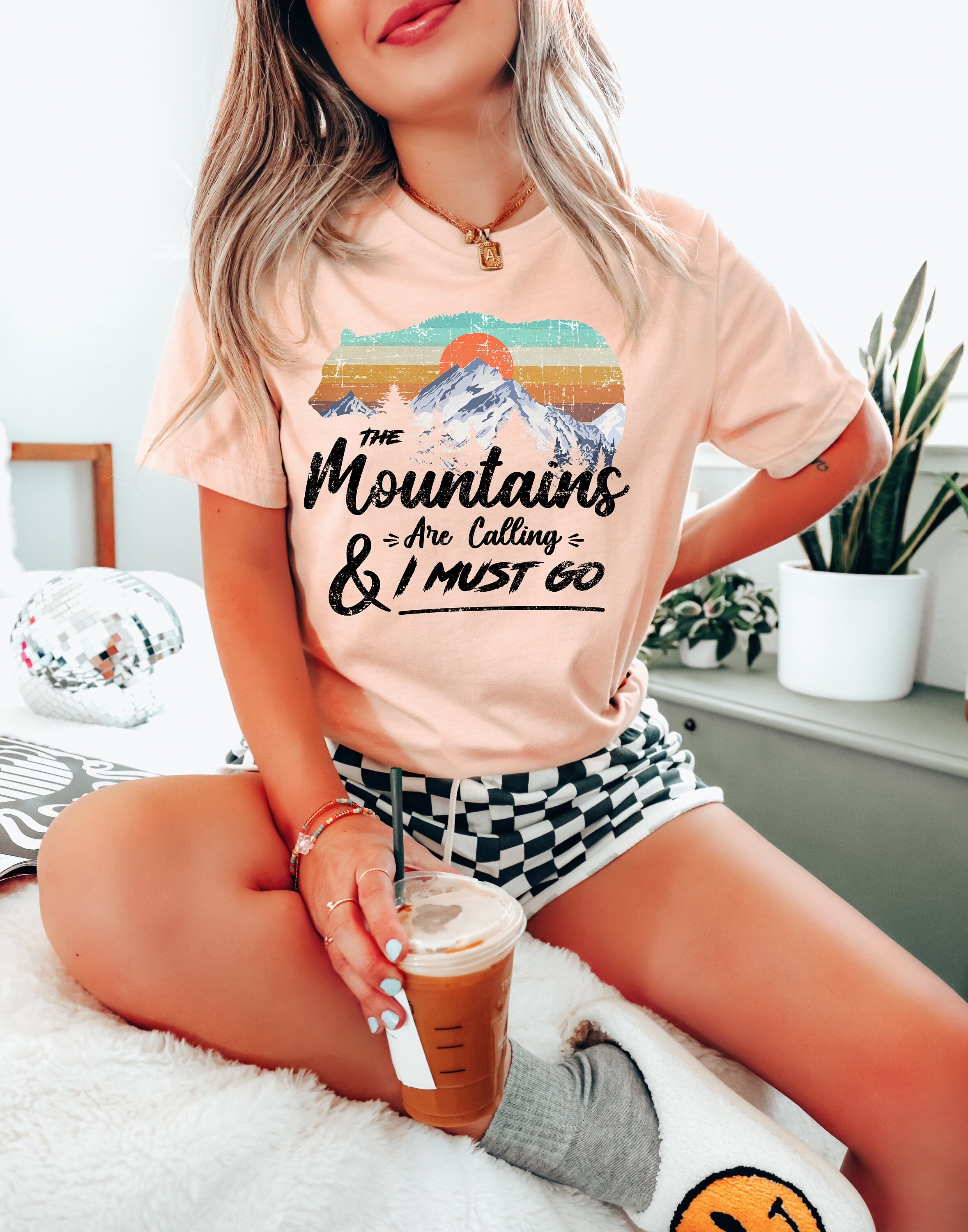 Retro Mountains Are Calling Shirt – Hiking Camping Nature Tee – Outdoor Adventure T Shirt