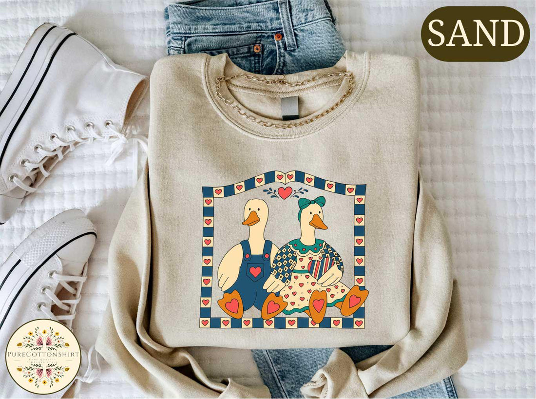 Cute Goose Graphic Crewneck Sweatshirt - Cozy Retro Animal Pullover