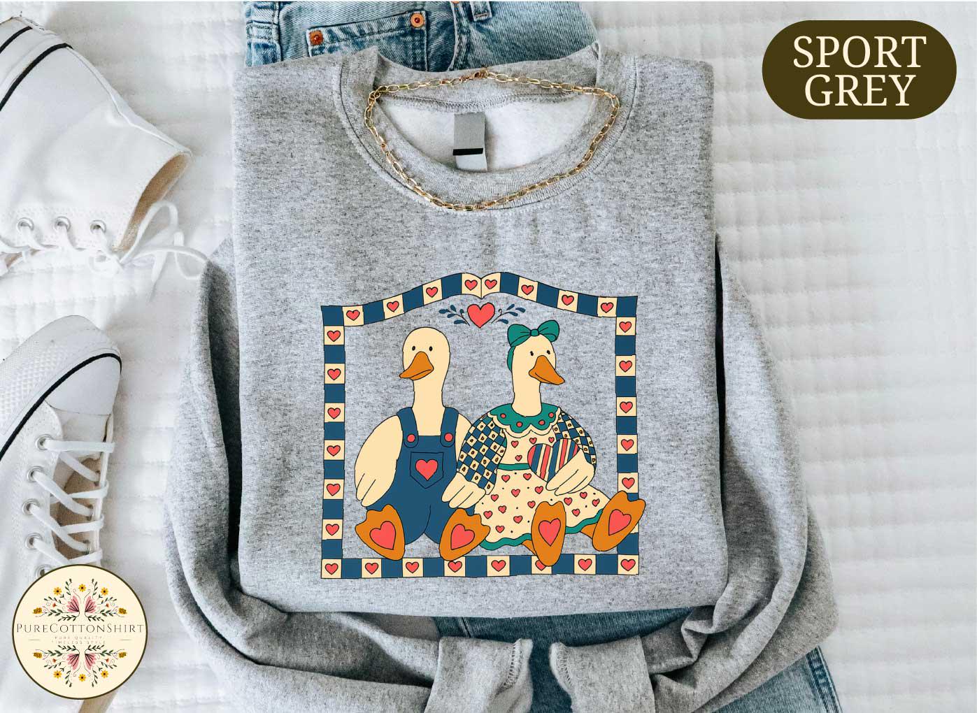 Cute Goose Graphic Crewneck Sweatshirt - Cozy Retro Animal Pullover